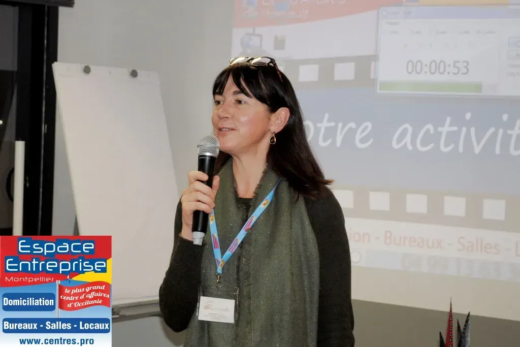 Afterwork Pitch Elevator Club LR février 2018 à Montpellier : pitcheur au micro devant les participants