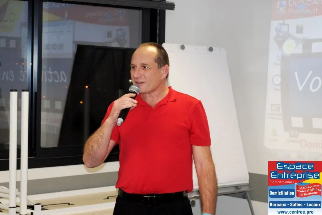 Afterwork Pitch Elevator Club LR février 2018 à Montpellier : pitcheur au micro devant les participants