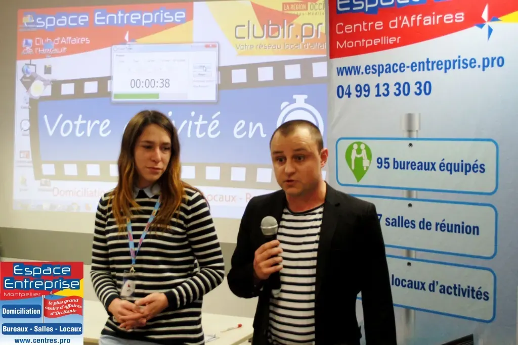 Afterwork Pitch Elevator Club LR février 2018 à Montpellier : entrepreneur au micro avec l'animateur pendant son pitch