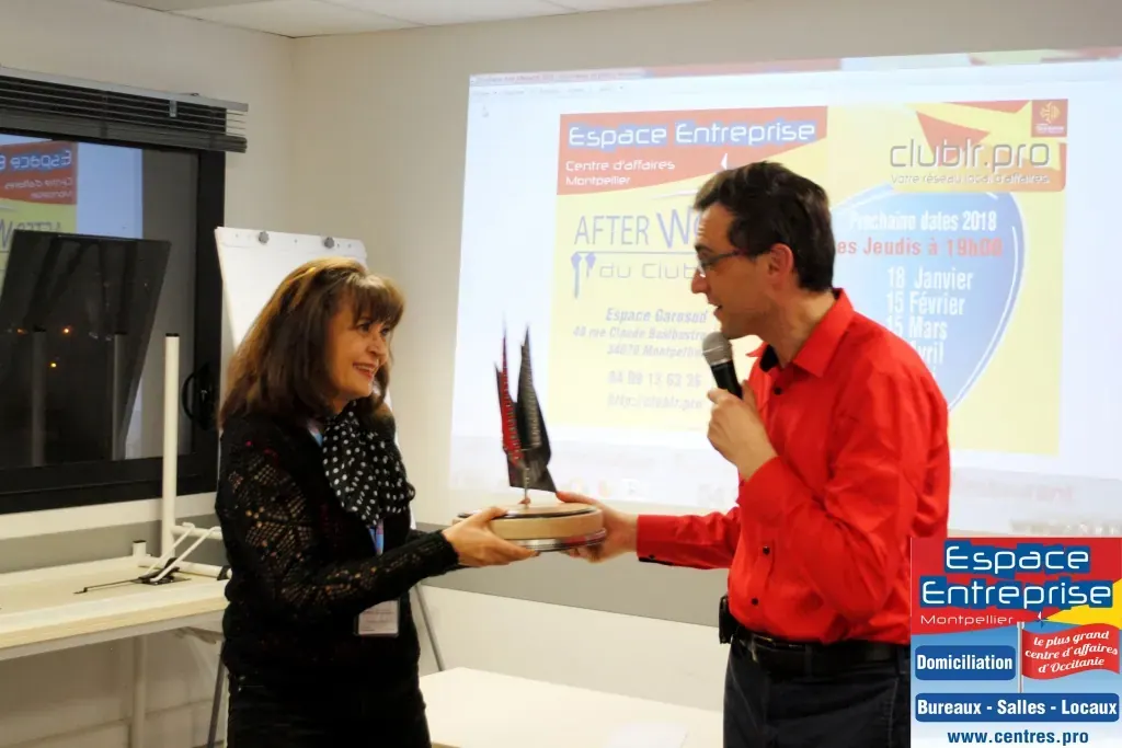 Afterwork Pitch Elevator Club LR février 2018 à Montpellier : remise du trophée du pitch de la soirée