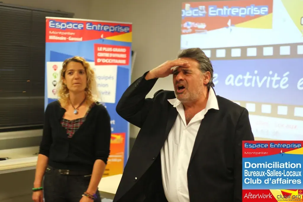 Afterwork Pitch Elevator Club LR janvier 2019 à Montpellier : entrepreneur au micro avec l'animateur pendant son pitch