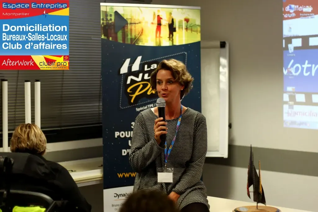 Afterwork Pitch Elevator Club LR février 2019 à Montpellier : pitcheur au micro devant les participants