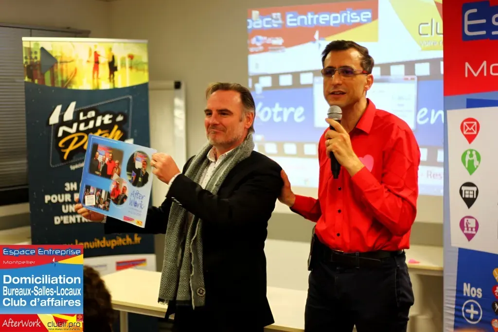 Afterwork Pitch Elevator Club LR février 2019 à Montpellier : entrepreneur au micro avec l'animateur pendant son pitch
