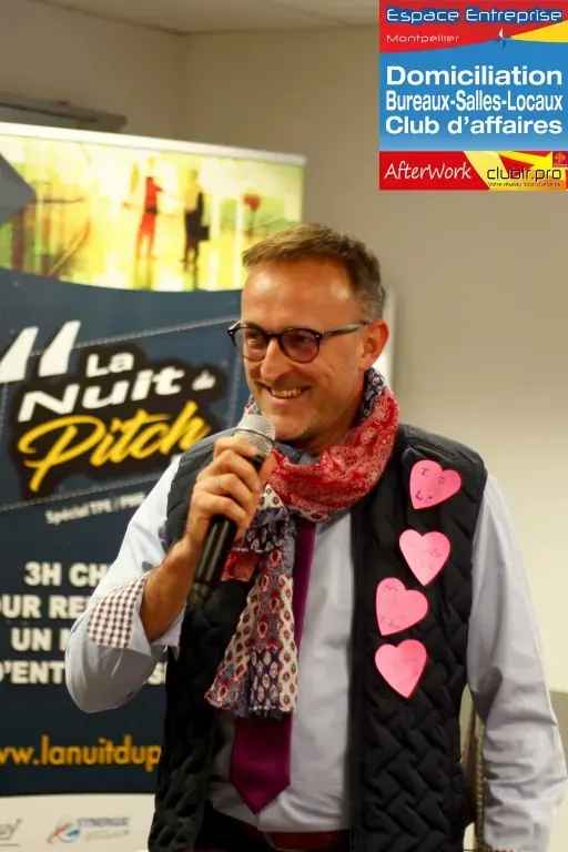 Afterwork Pitch Elevator Club LR février 2019 à Montpellier : pitcheur au micro devant les participants