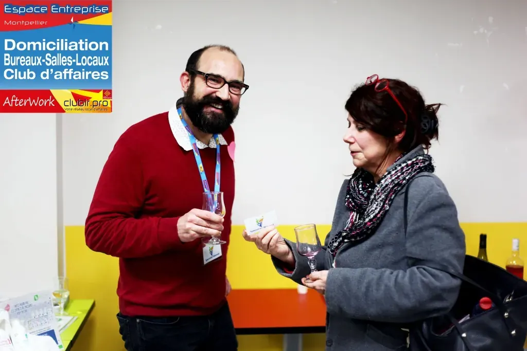 Afterwork Pitch Elevator Club LR février 2019 à Montpellier : entrepreneur au micro avec l'animateur pendant son pitch