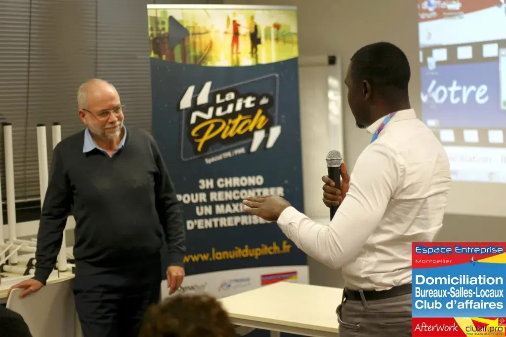 Afterwork Pitch Elevator Club LR février 2019 à Montpellier : entrepreneur au micro avec l'animateur pendant son pitch