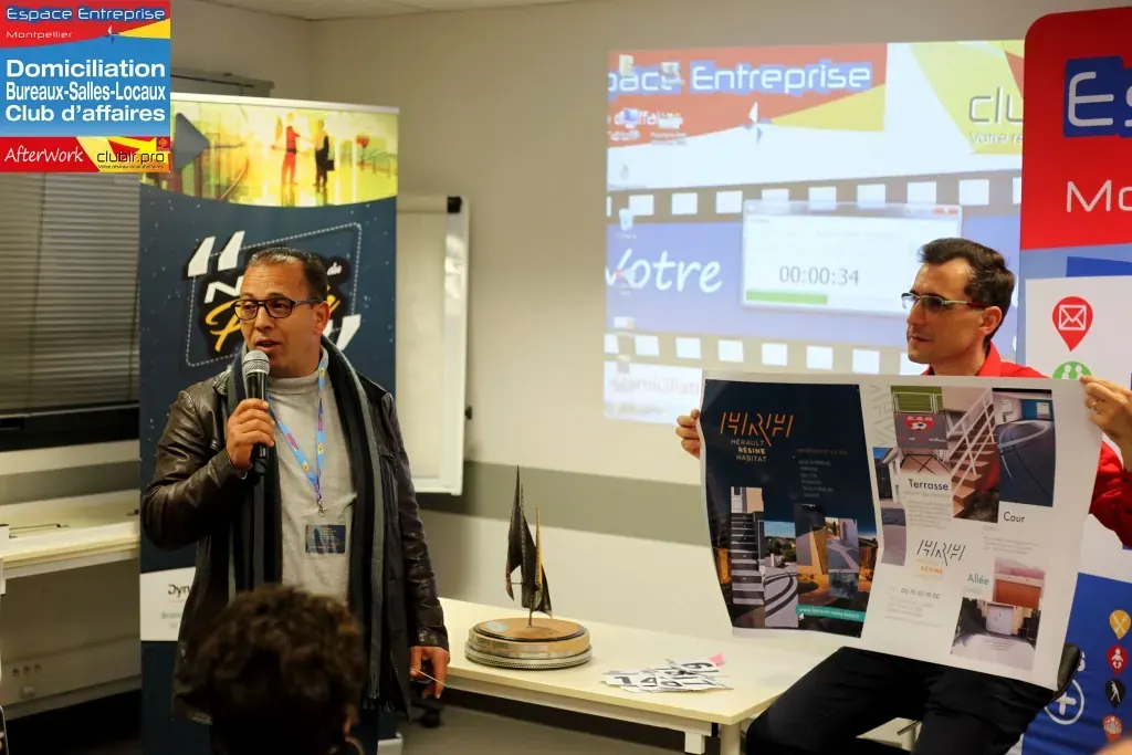 Afterwork Pitch Elevator Club LR février 2019 à Montpellier : pitcheur au micro devant les participants