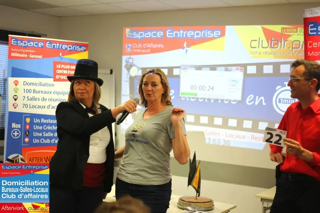 Afterwork Pitch Elevator Club LR avril 2019 à Montpellier : entrepreneur au micro avec l'animateur pendant son pitch