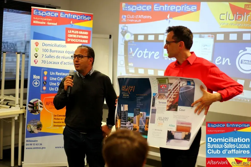 Afterwork Pitch Elevator Club LR avril 2019 à Montpellier : entrepreneur au micro avec l'animateur pendant son pitch