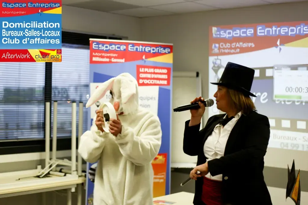 Afterwork Pitch Elevator Club LR avril 2019 à Montpellier : pitcheur au micro devant les participants