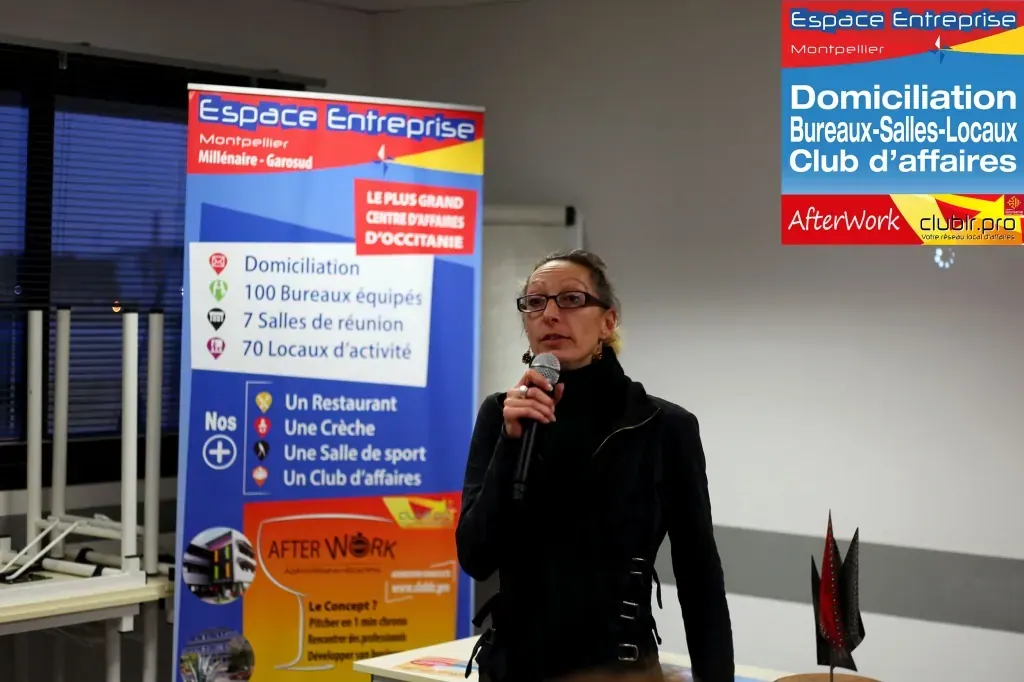 Afterwork Pitch Elevator Club LR avril 2019 à Montpellier : pitcheur au micro devant les participants