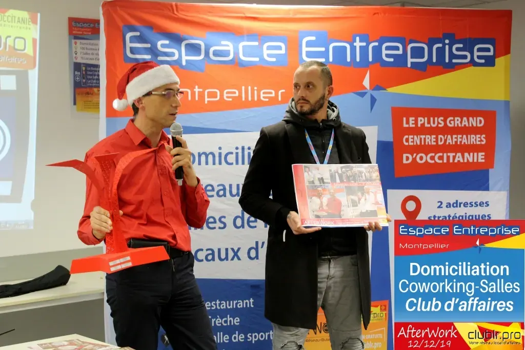 Afterwork Pitch Elevator Club LR décembre 2019 à Montpellier : entrepreneur au micro avec l'animateur pendant son pitch