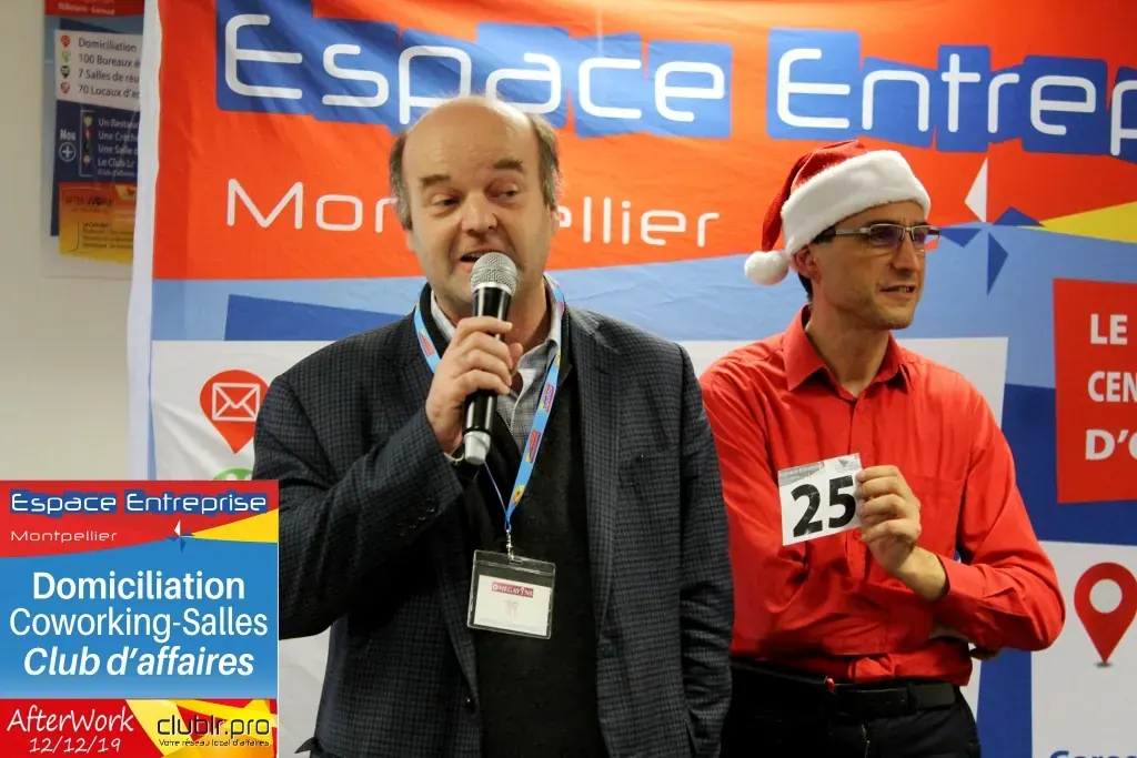 Afterwork Pitch Elevator Club LR décembre 2019 à Montpellier : entrepreneur au micro avec l'animateur pendant son pitch