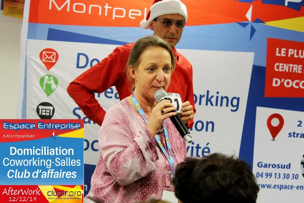 Afterwork Pitch Elevator Club LR décembre 2019 à Montpellier : entrepreneur au micro avec l'animateur pendant son pitch