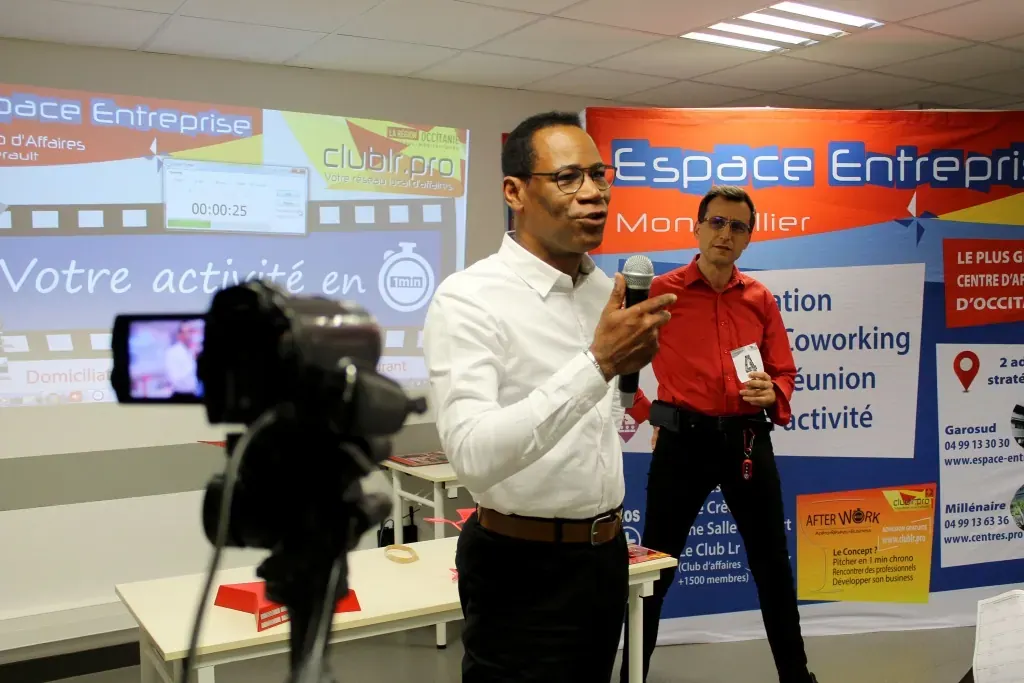 Afterwork Pitch Elevator Club LR février 2020 à Montpellier : entrepreneur au micro avec l'animateur pendant son pitch