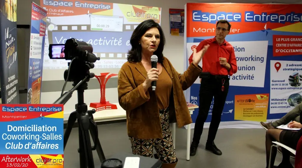Afterwork Pitch Elevator Club LR février 2020 à Montpellier : entrepreneur au micro avec l'animateur pendant son pitch