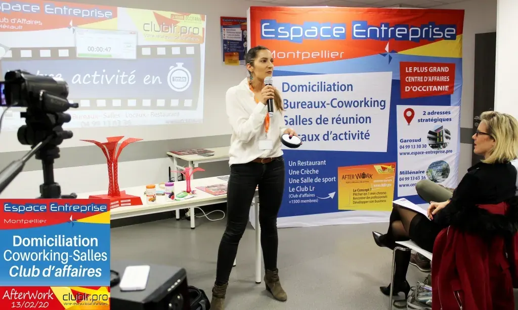 Afterwork Pitch Elevator Club LR février 2020 à Montpellier : entrepreneur au micro avec l'animateur pendant son pitch