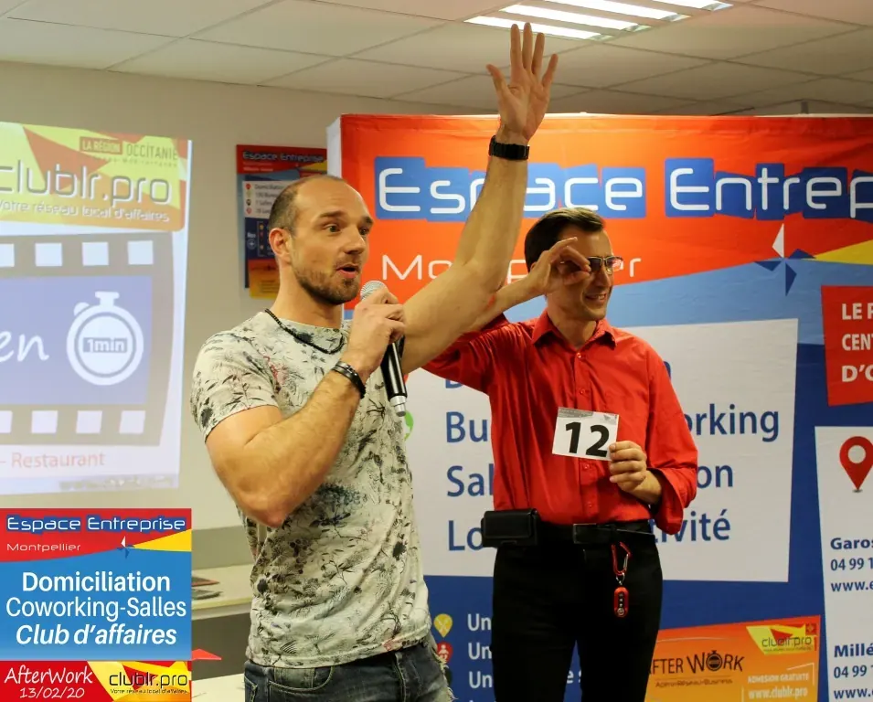 Afterwork Pitch Elevator Club LR février 2020 à Montpellier : entrepreneur au micro avec l'animateur pendant son pitch