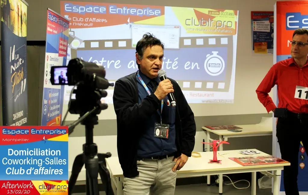 Afterwork Pitch Elevator Club LR février 2020 à Montpellier : entrepreneur au micro avec l'animateur pendant son pitch