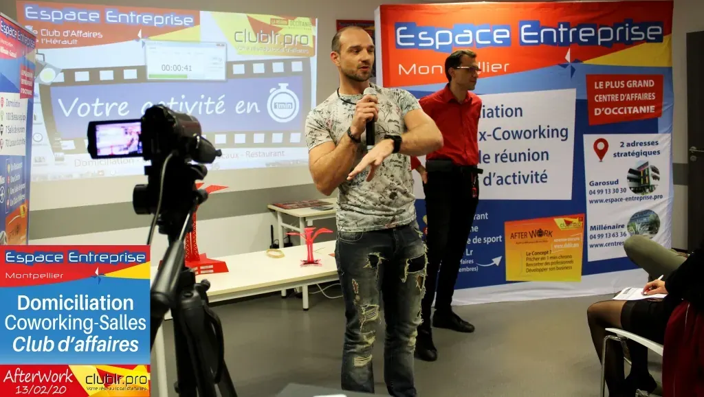 Afterwork Pitch Elevator Club LR février 2020 à Montpellier : entrepreneur au micro avec l'animateur pendant son pitch