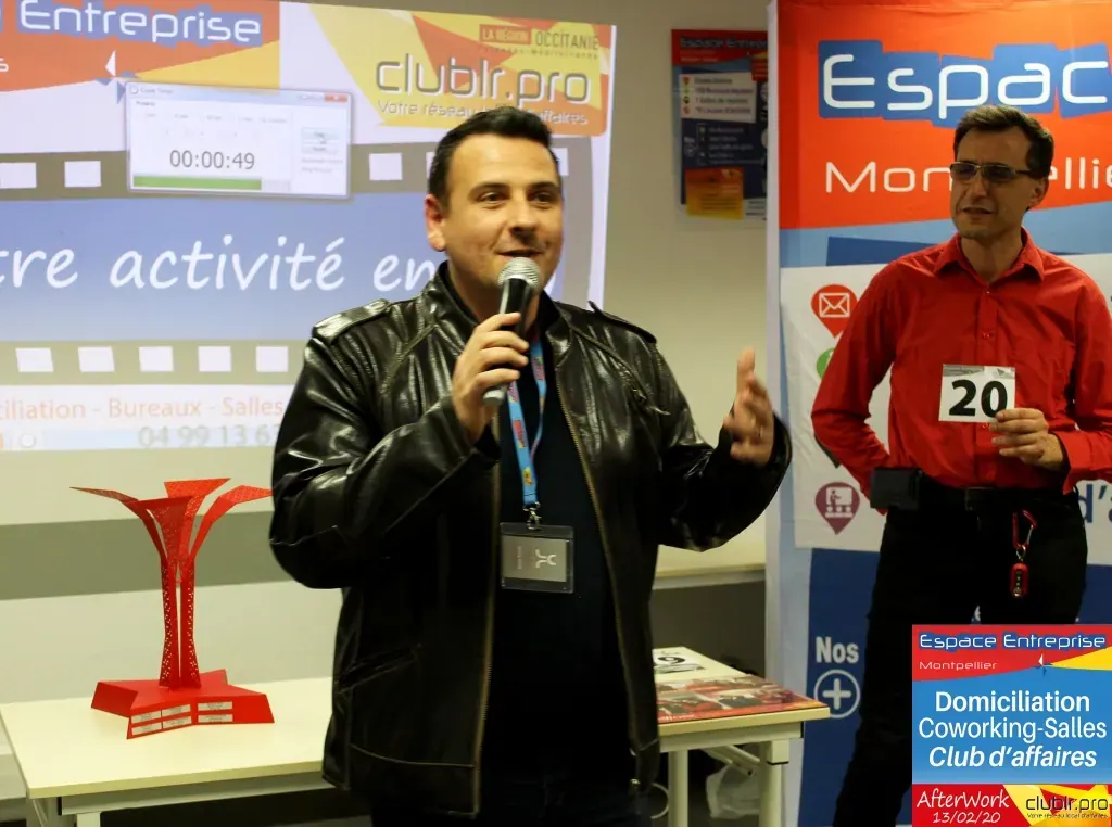 Afterwork Pitch Elevator Club LR février 2020 à Montpellier : entrepreneur au micro avec l'animateur pendant son pitch