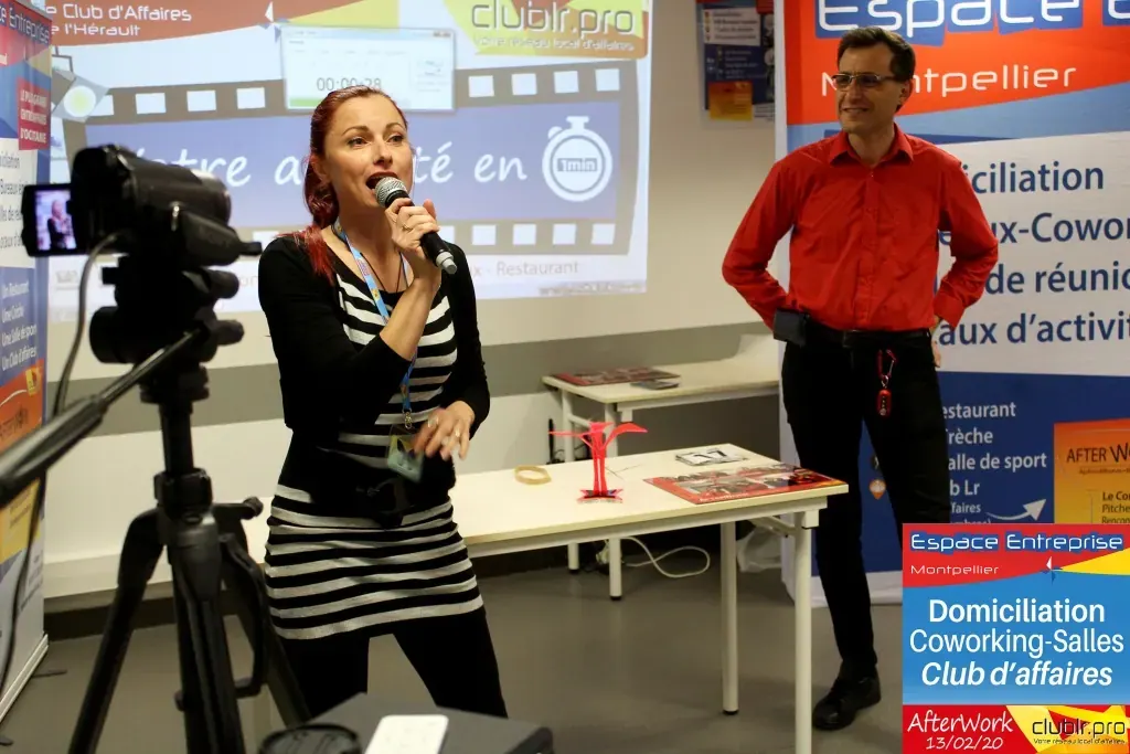 Afterwork Pitch Elevator Club LR février 2020 à Montpellier : entrepreneur au micro avec l'animateur pendant son pitch