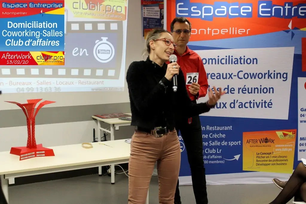 Afterwork Pitch Elevator Club LR février 2020 à Montpellier : entrepreneur au micro avec l'animateur pendant son pitch