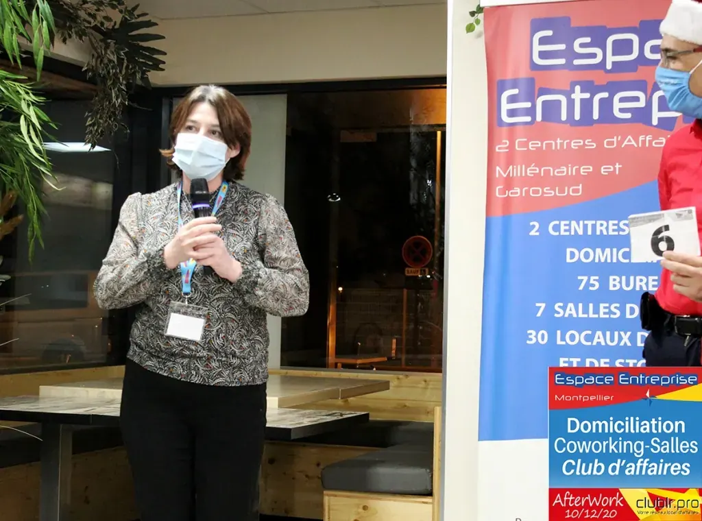 Afterwork Pitch Elevator Club LR décembre 2020 à Montpellier : pitcheur au micro devant les participants