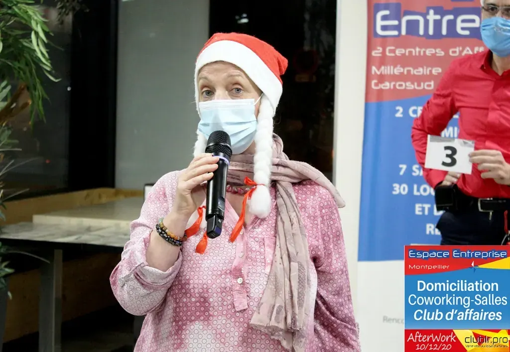Afterwork Pitch Elevator Club LR décembre 2020 à Montpellier : pitcheur au micro devant les participants