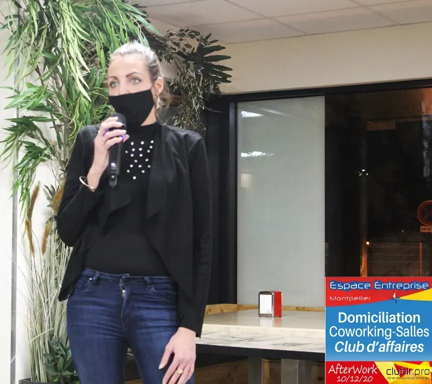Afterwork Pitch Elevator Club LR décembre 2020 à Montpellier : pitcheur au micro devant les participants