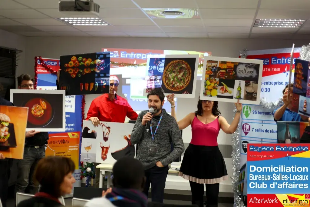 Afterwork Pitch Elevator Club LR décembre 2020 à Montpellier : entrepreneur au micro avec l'animateur pendant son pitch