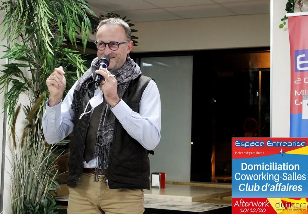 Afterwork Pitch Elevator Club LR décembre 2020 à Montpellier : pitcheur au micro devant les participants