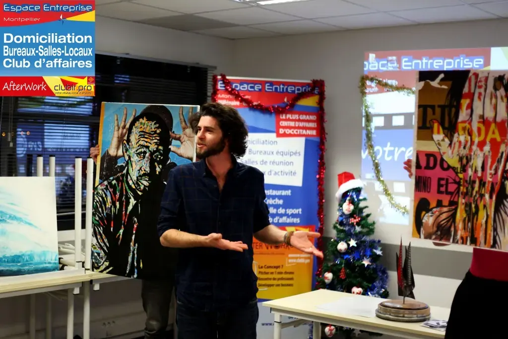 Afterwork Pitch Elevator Club LR décembre 2020 à Montpellier : pitcheur au micro devant les participants