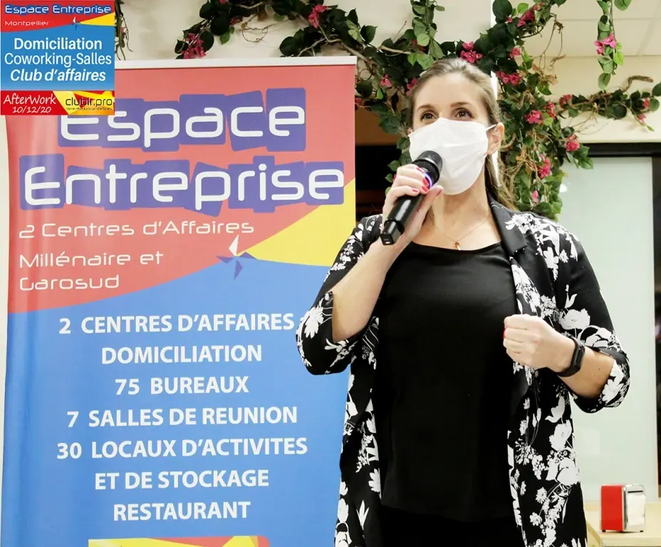 Afterwork Pitch Elevator Club LR décembre 2020 à Montpellier : pitcheur au micro devant les participants