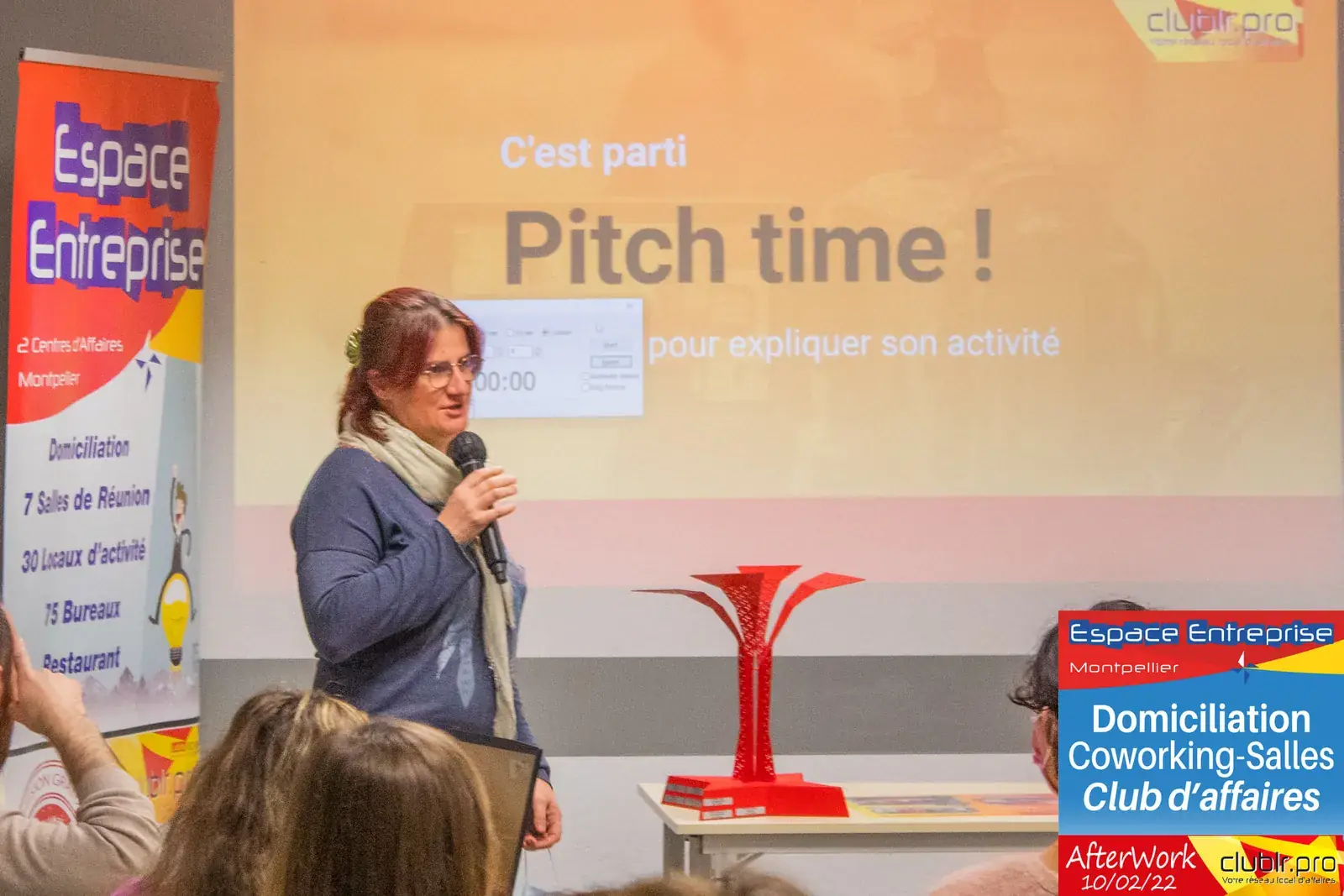 Afterwork Pitch Elevator Club LR février 2022 à Montpellier : pitcheur au micro devant les participants
