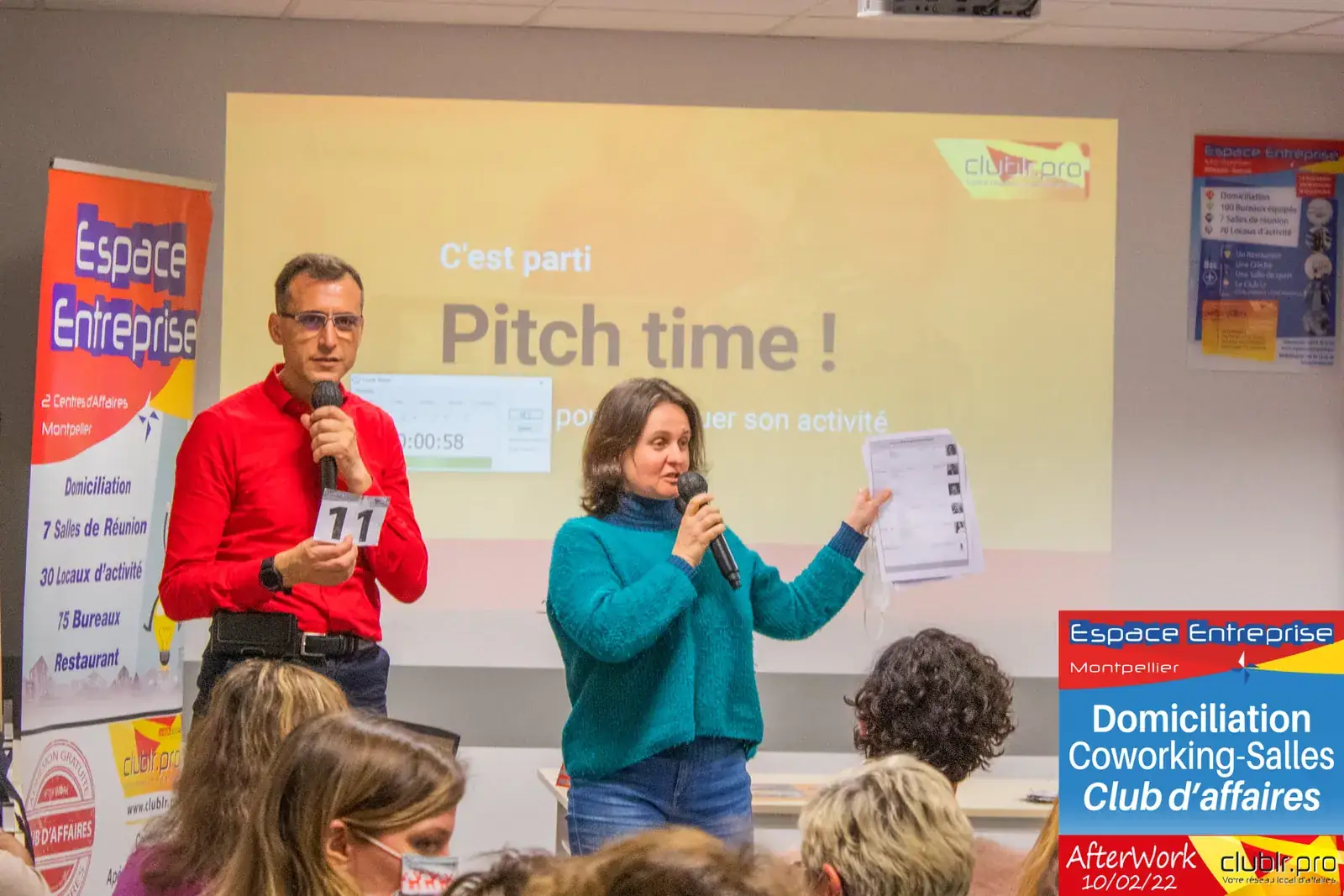 Afterwork Pitch Elevator Club LR février 2022 à Montpellier : entrepreneur au micro avec l'animateur pendant son pitch