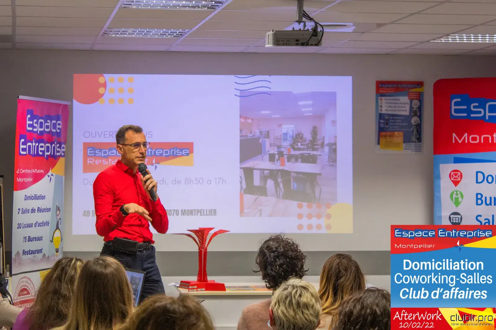 Afterwork Pitch Elevator Club LR février 2022 à Montpellier : pitcheur au micro devant les participants