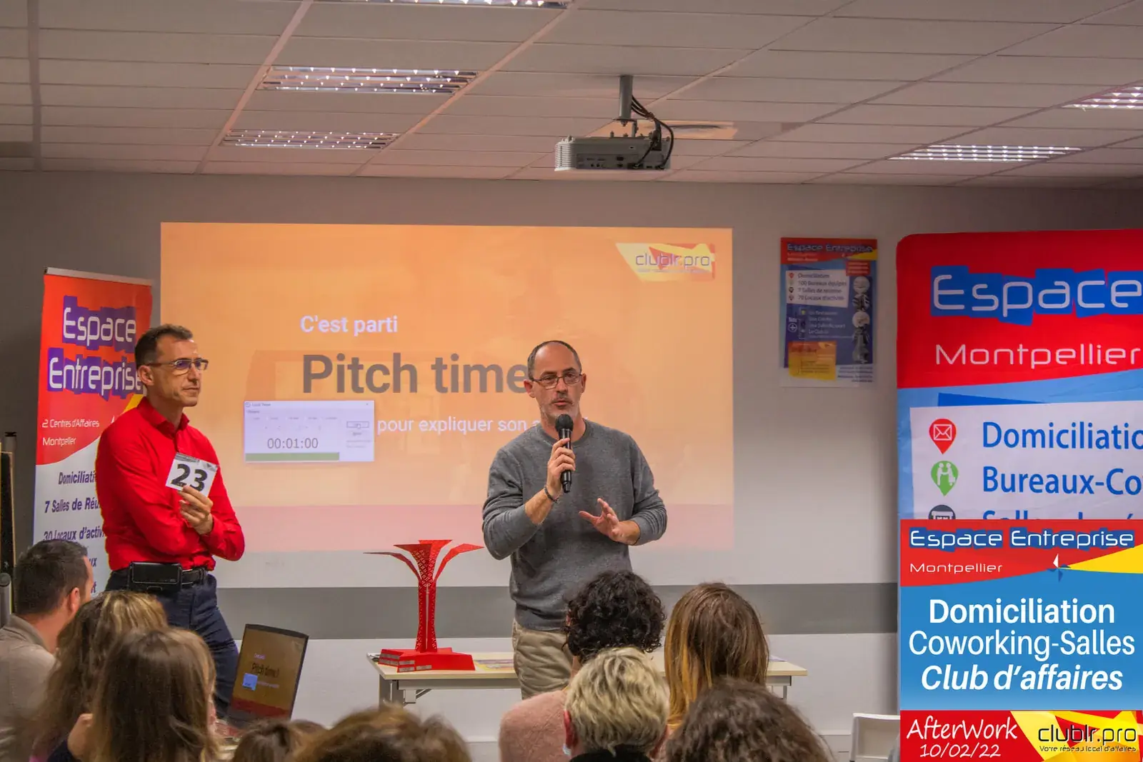 Afterwork Pitch Elevator Club LR février 2022 à Montpellier : entrepreneur au micro avec l'animateur pendant son pitch