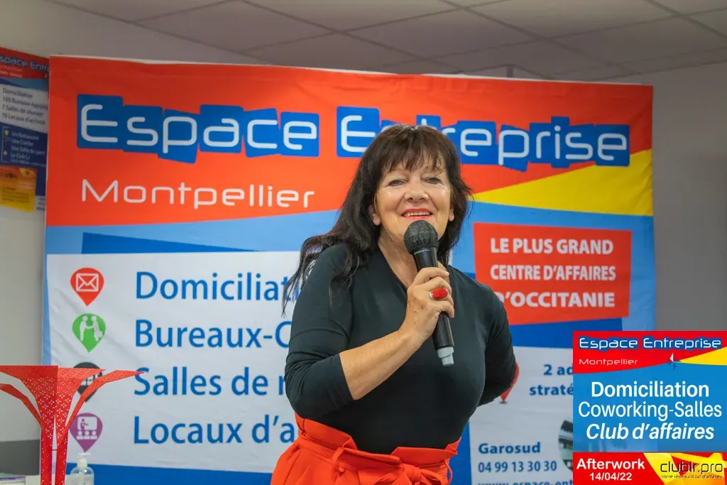 Afterwork Pitch Elevator Club LR avril 2022 à Montpellier : pitcheur au micro devant les participants