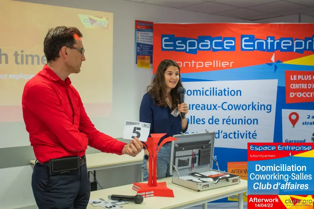Afterwork Pitch Elevator Club LR avril 2022 à Montpellier : entrepreneur au micro avec l'animateur pendant son pitch