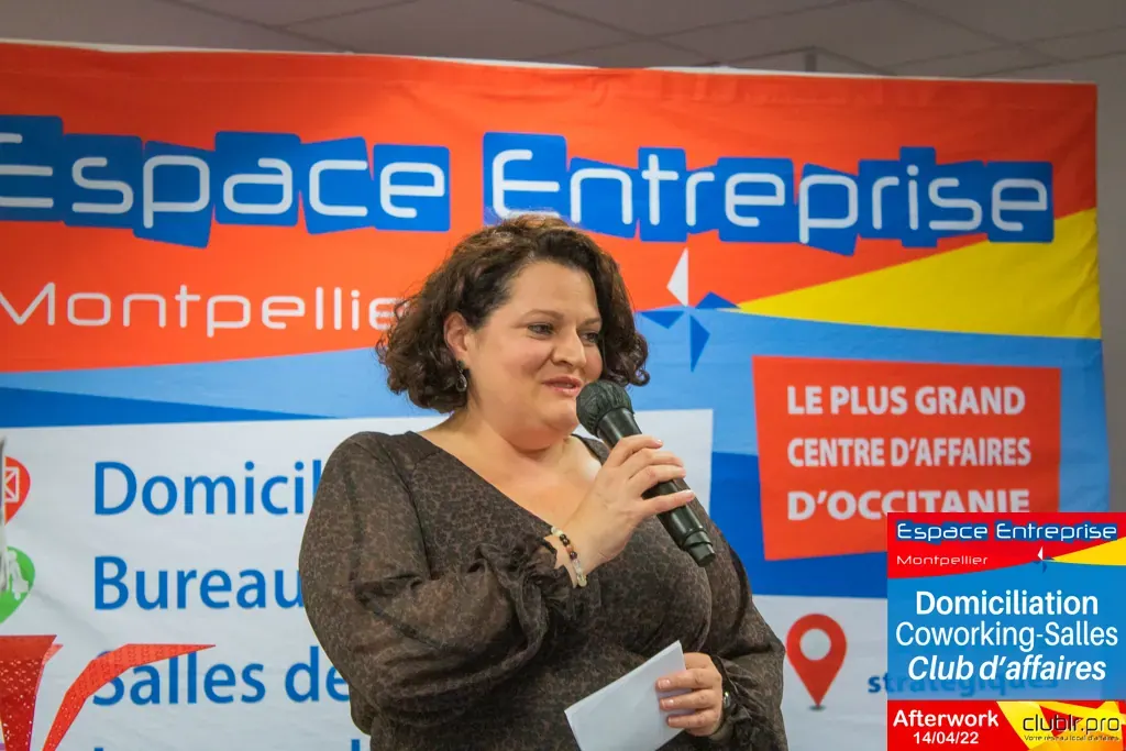 Afterwork Pitch Elevator Club LR avril 2022 à Montpellier : pitcheur au micro devant les participants
