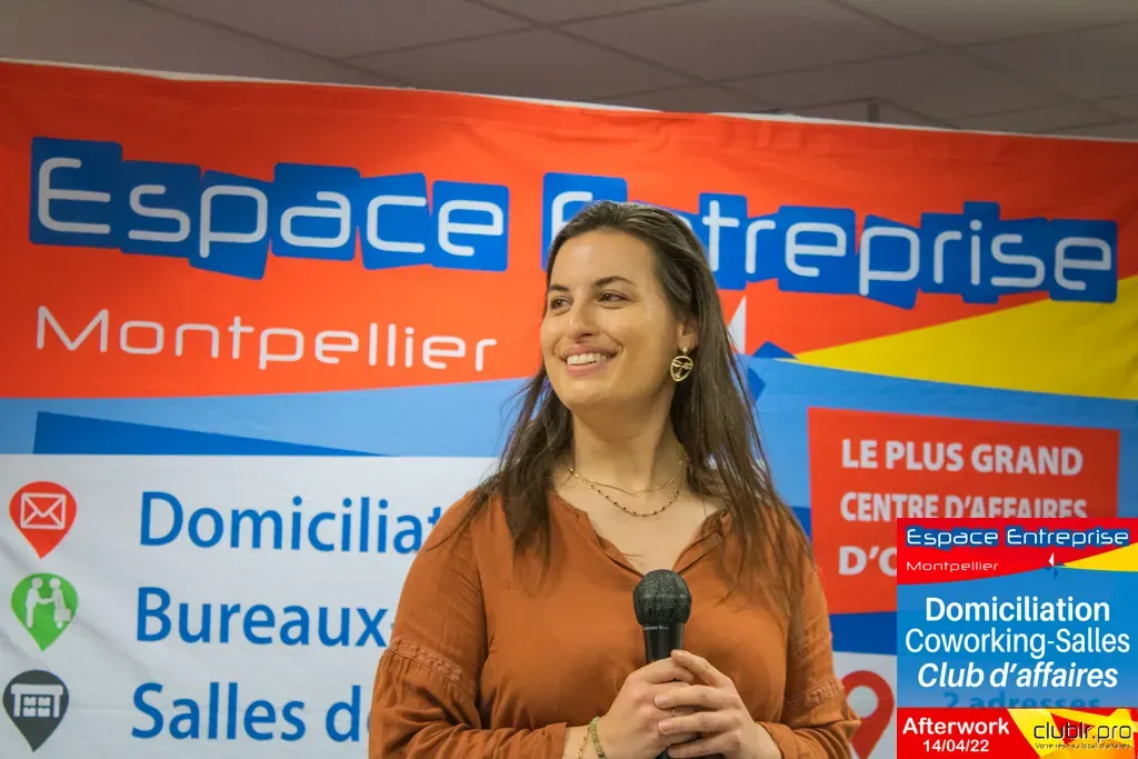 Afterwork Pitch Elevator Club LR avril 2022 à Montpellier : pitcheur au micro devant les participants