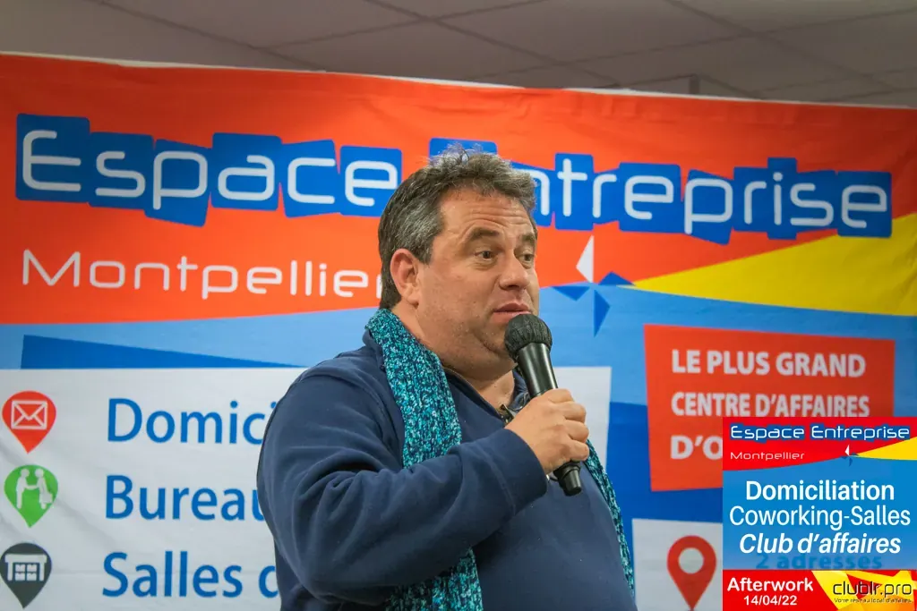 Afterwork Pitch Elevator Club LR avril 2022 à Montpellier : pitcheur au micro devant les participants