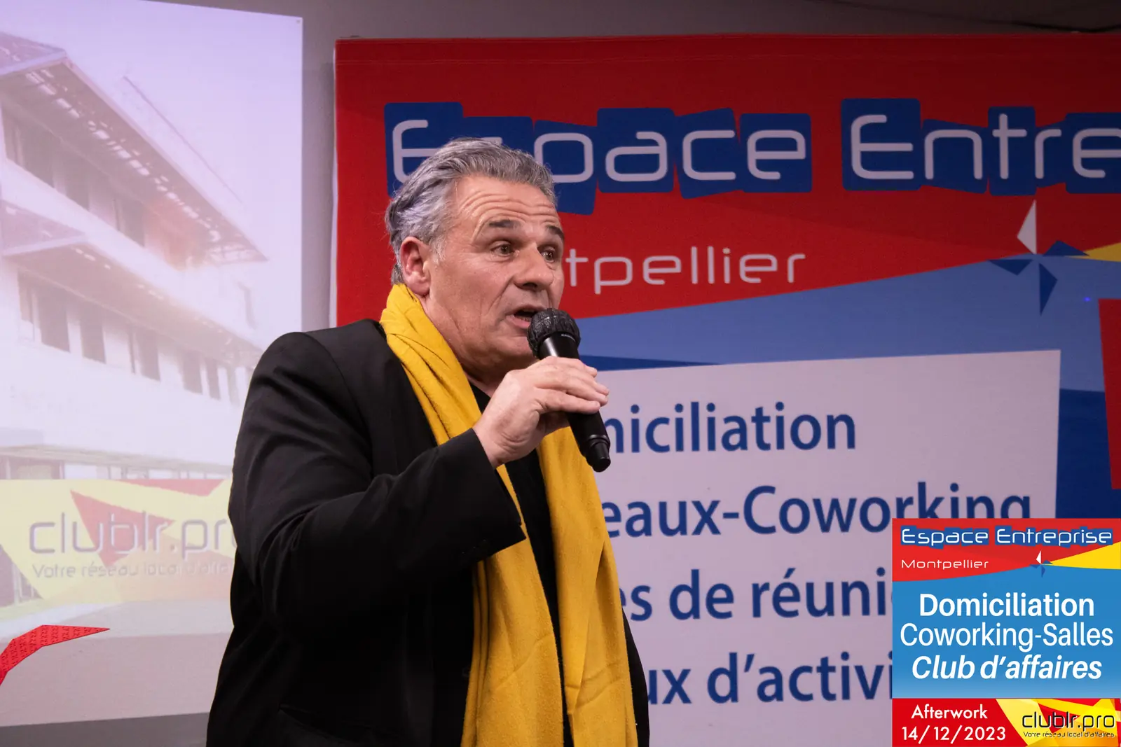 Afterwork Pitch Elevator Club LR décembre 2023 à Montpellier : pitcheur au micro devant les participants