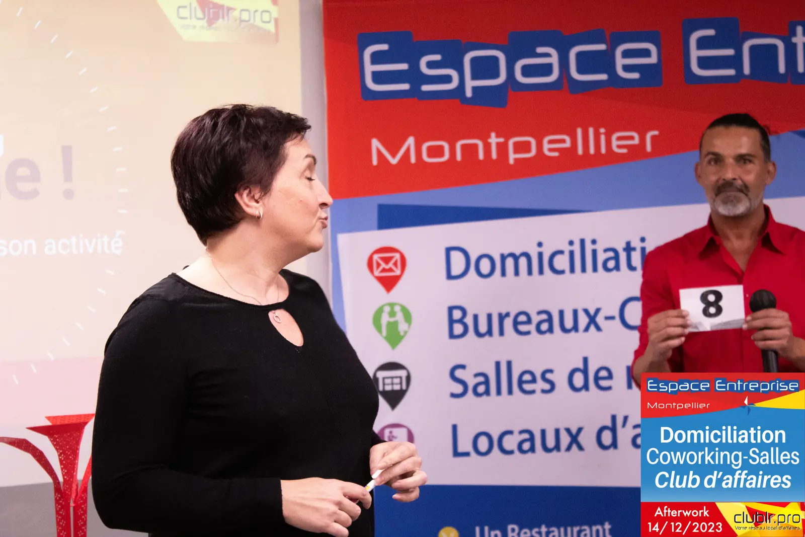 Afterwork Pitch Elevator Club LR décembre 2023 à Montpellier : entrepreneur au micro avec l'animateur pendant son pitch