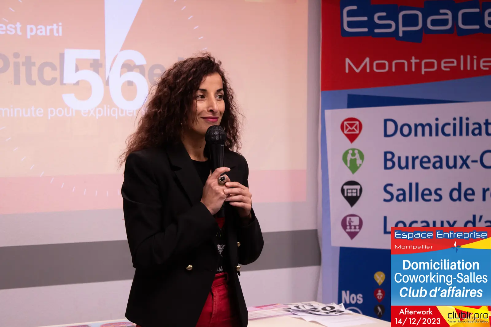 Afterwork Pitch Elevator Club LR décembre 2023 à Montpellier : pitcheur au micro devant les participants