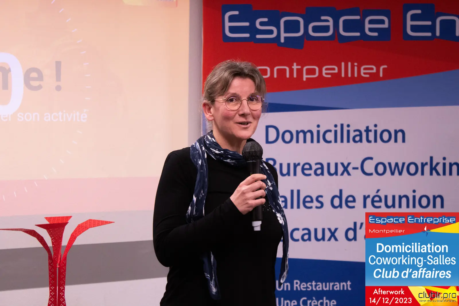 Afterwork Pitch Elevator Club LR décembre 2023 à Montpellier : pitcheur au micro devant les participants