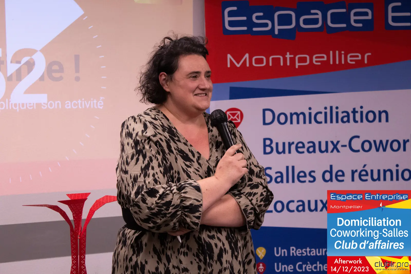 Afterwork Pitch Elevator Club LR décembre 2023 à Montpellier : pitcheur au micro devant les participants