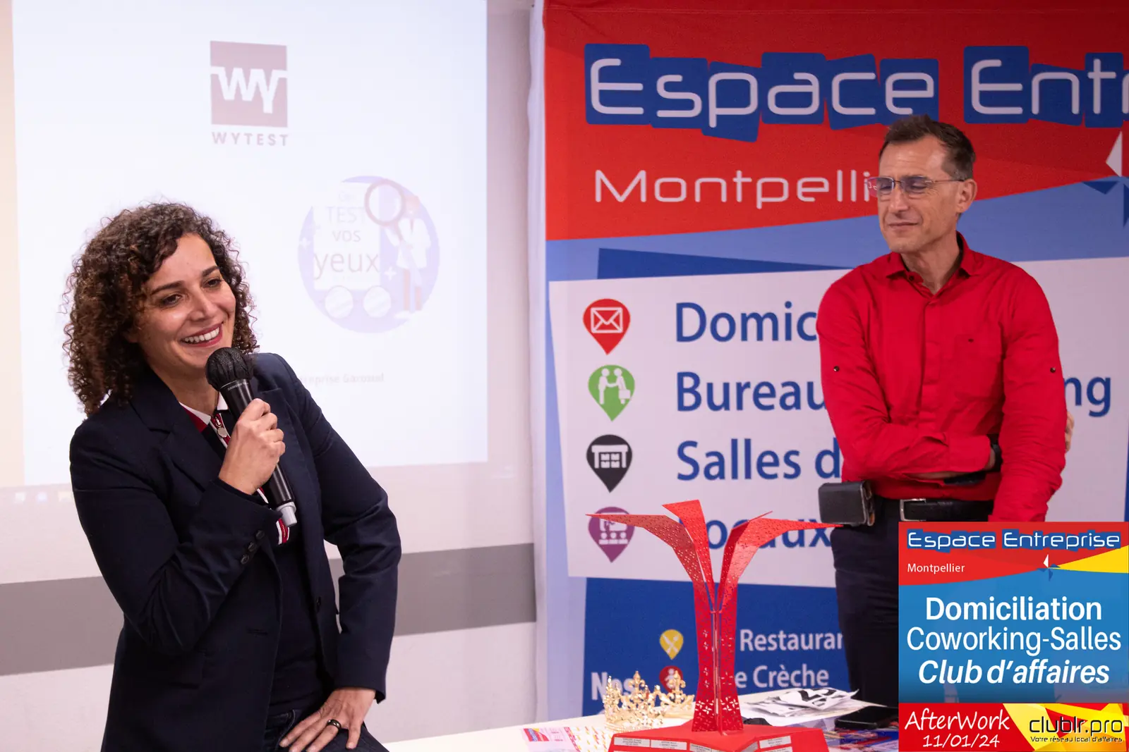 Afterwork Pitch Elevator Club LR janvier 2024 à Montpellier : entrepreneur au micro avec l'animateur pendant son pitch