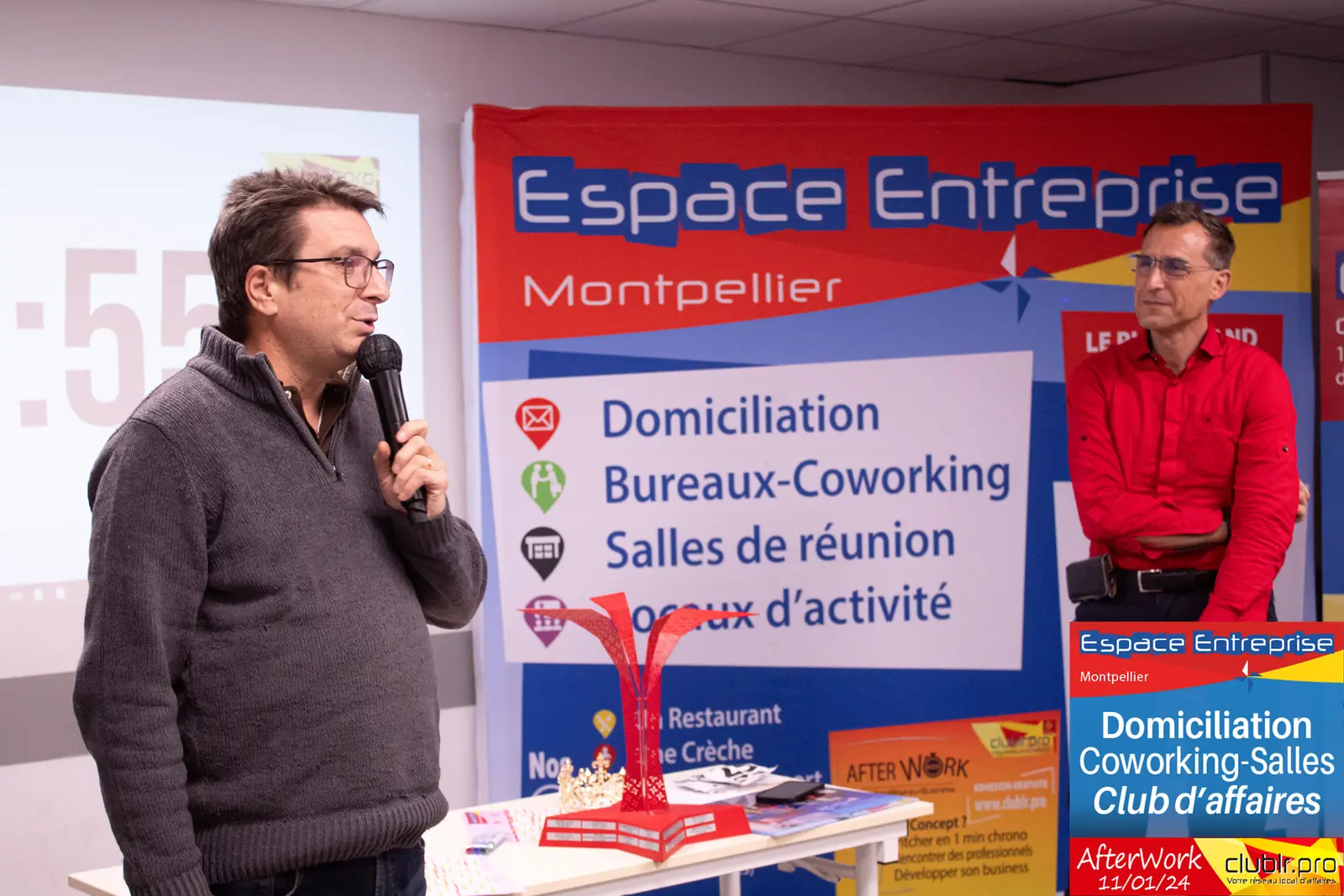 Afterwork Pitch Elevator Club LR janvier 2024 à Montpellier : entrepreneur au micro avec l'animateur pendant son pitch